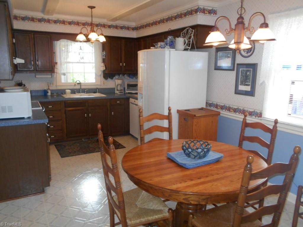 408 Traceway Road High Point, NC 27265 - Photo 5 of 22 Eat-in kitchen