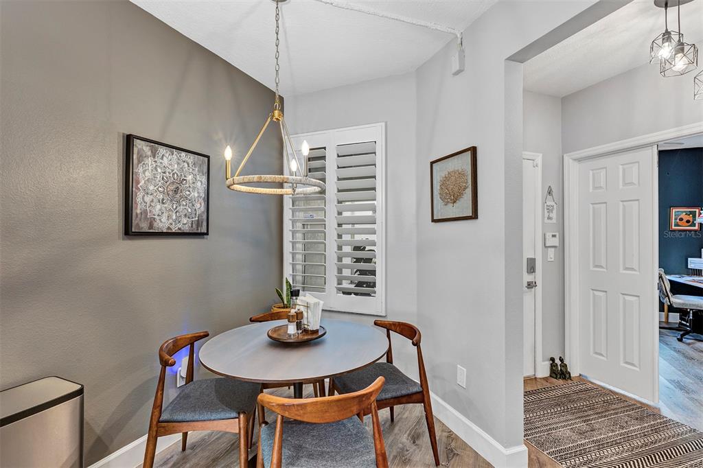 550 Cranes Way, Unit 120 Altamonte Springs, FL 32701 - Photo 4 of 32 a view of a room that has a table and chairs