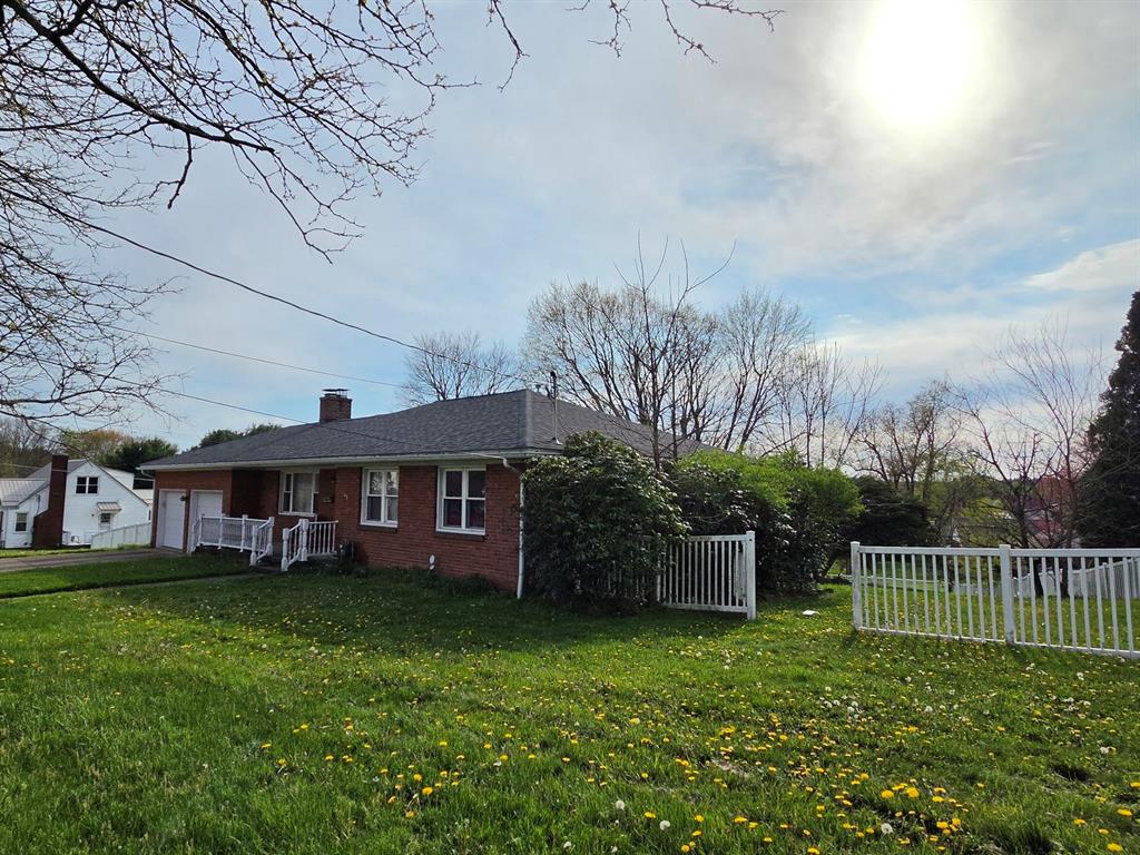 512 Ridgeway Avenue Grove City, PA 16127 - Photo 2 of 14 Gallery Image 2