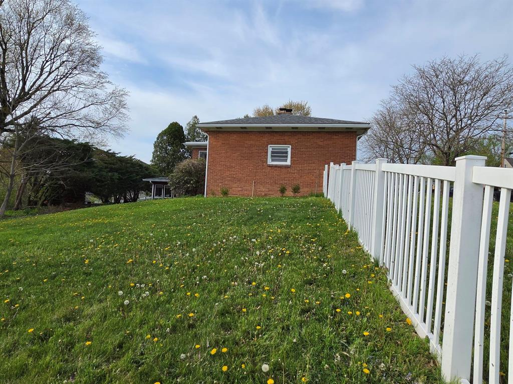 512 Ridgeway Avenue Grove City, PA 16127 - Photo 3 of 14 Gallery Image 3