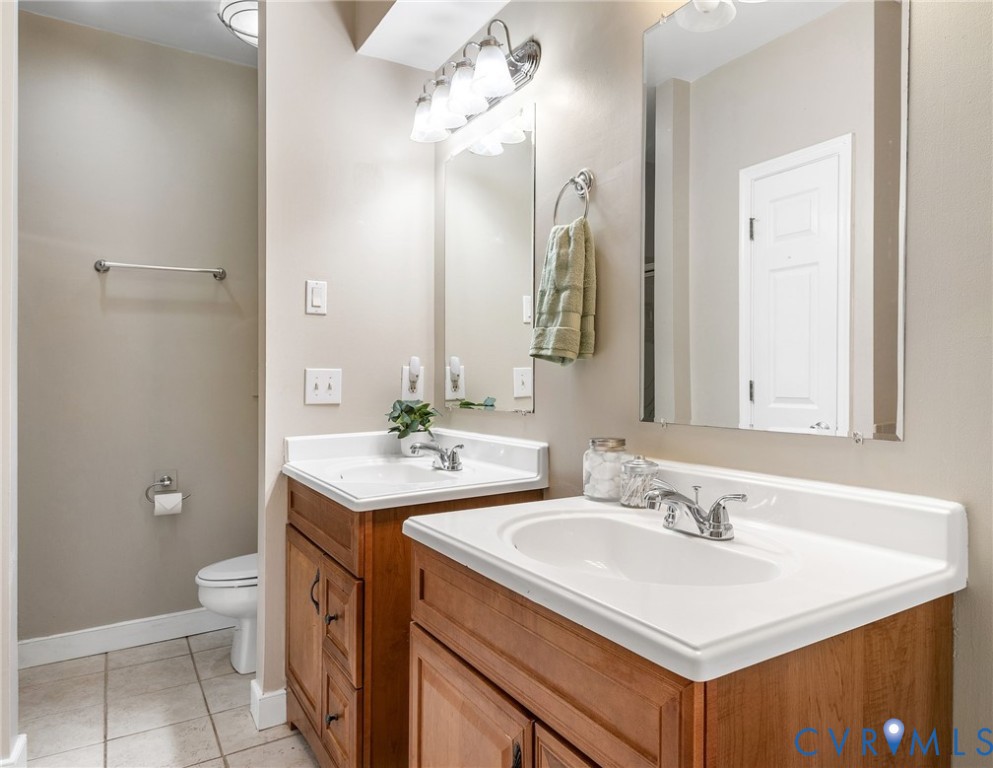 318 Water Pointe Lane Midlothian, VA 23112 - Photo 20 of 50 a bathroom with a sink toilet and a mirror