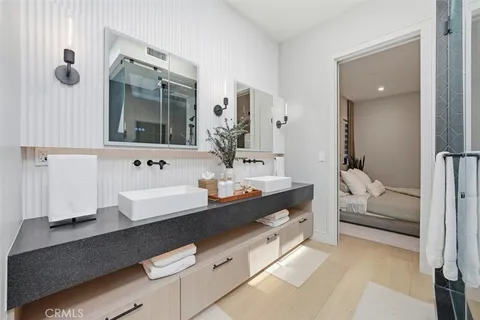 a en suite bathroom with a double vanity sink and mirror