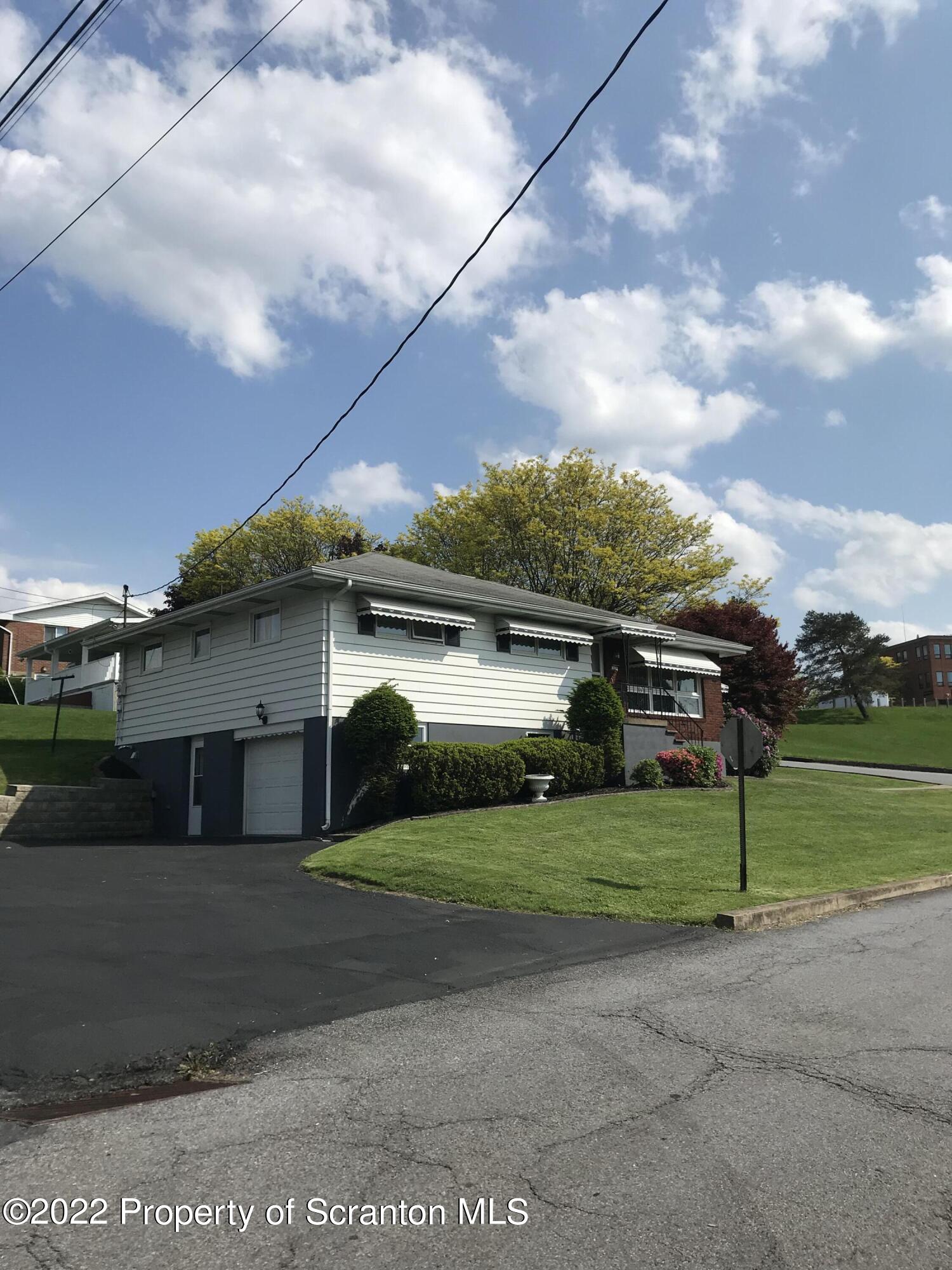 117 Ridgeview Drive Dunmore, PA 18512 - Photo 3 of 34 Gallery Image 3