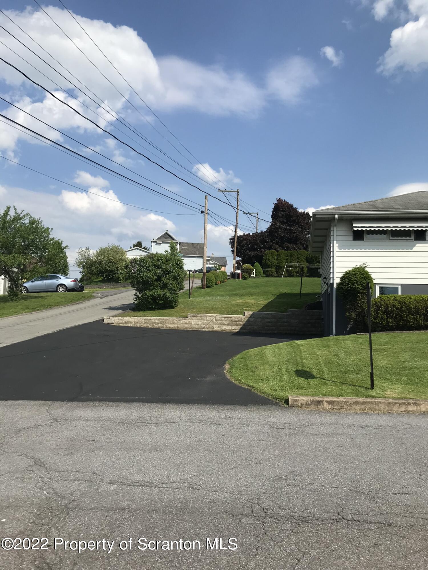 117 Ridgeview Drive Dunmore, PA 18512 - Photo 4 of 34 Gallery Image 4