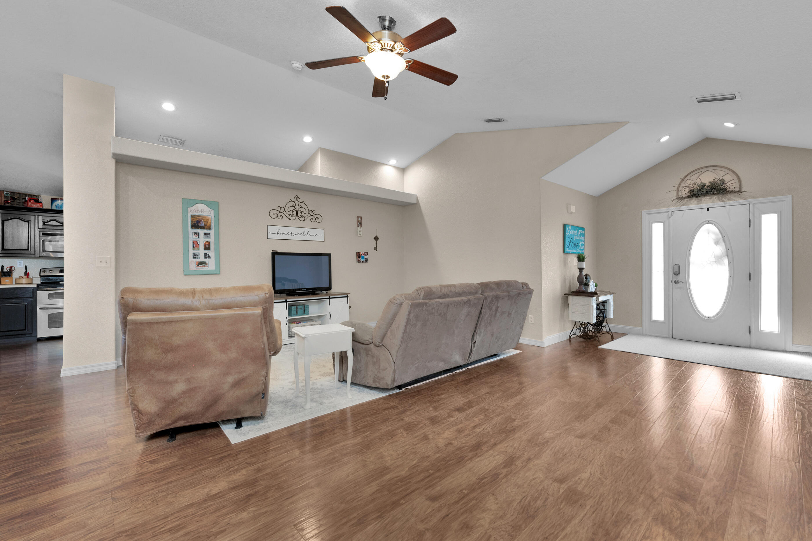 4802 Young Road Crestview, FL 32539 - Photo 4 of 27 LR and Entry