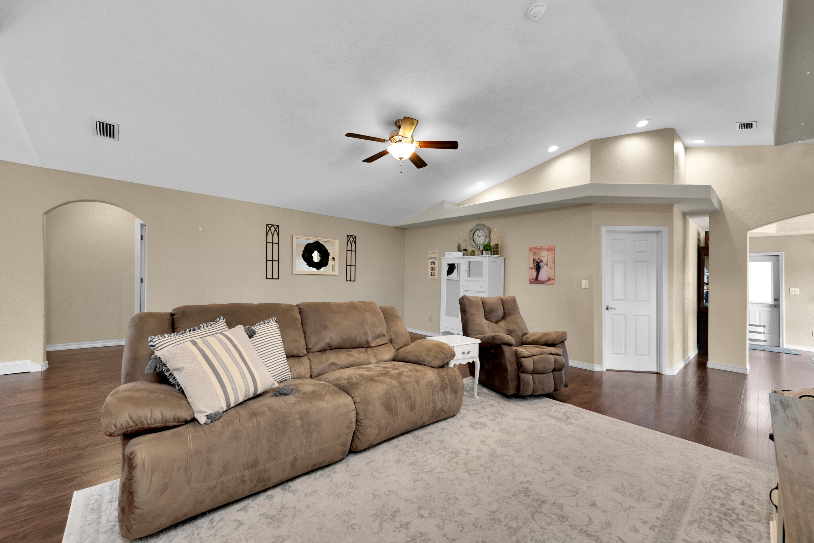 4802 Young Road Crestview, FL 32539 - Photo 5 of 27 LR v 3