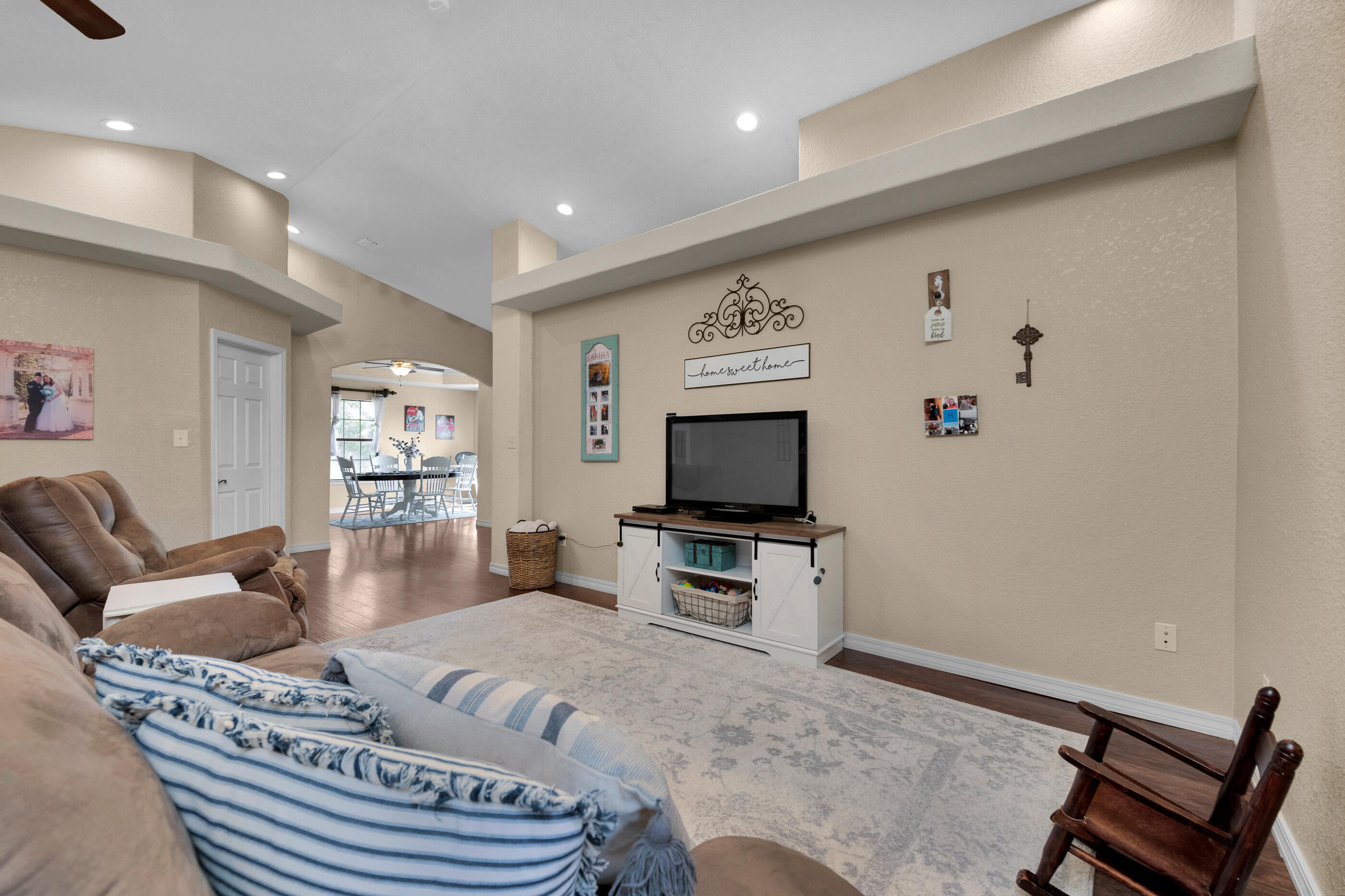 4802 Young Road Crestview, FL 32539 - Photo 7 of 27 Living Room view 2