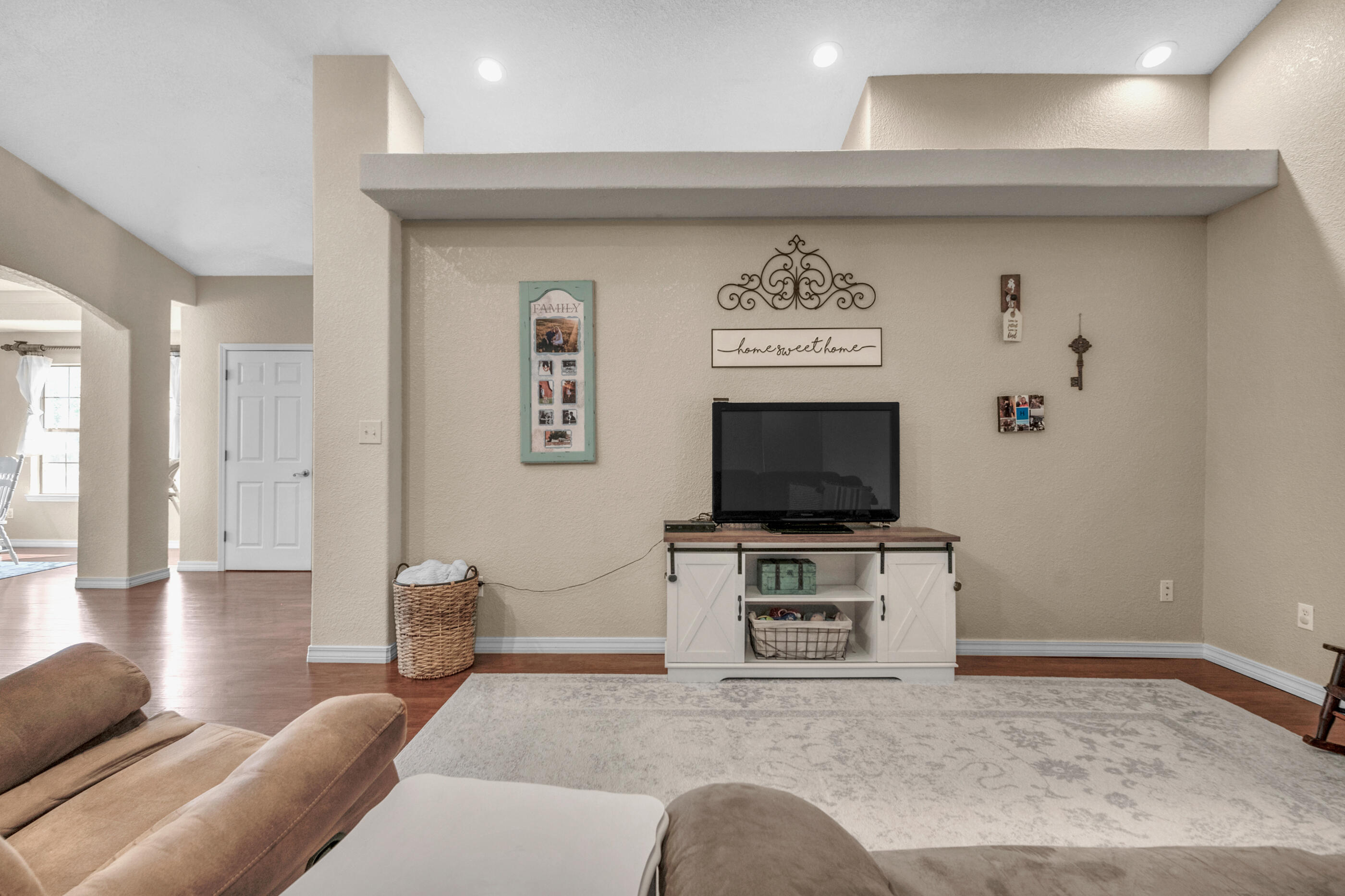 4802 Young Road Crestview, FL 32539 - Photo 8 of 27 Living room