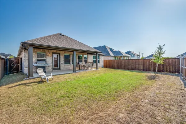 a view of a house with backyard and porch