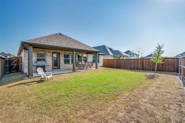 a view of a house with backyard and porch
