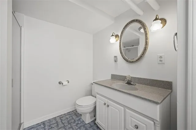 a view of entryway with a front door