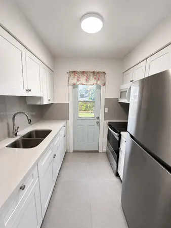 $2,000 | 2550 Northeast 182nd Street, Unit 2550, North Miami Beach, FL 33160