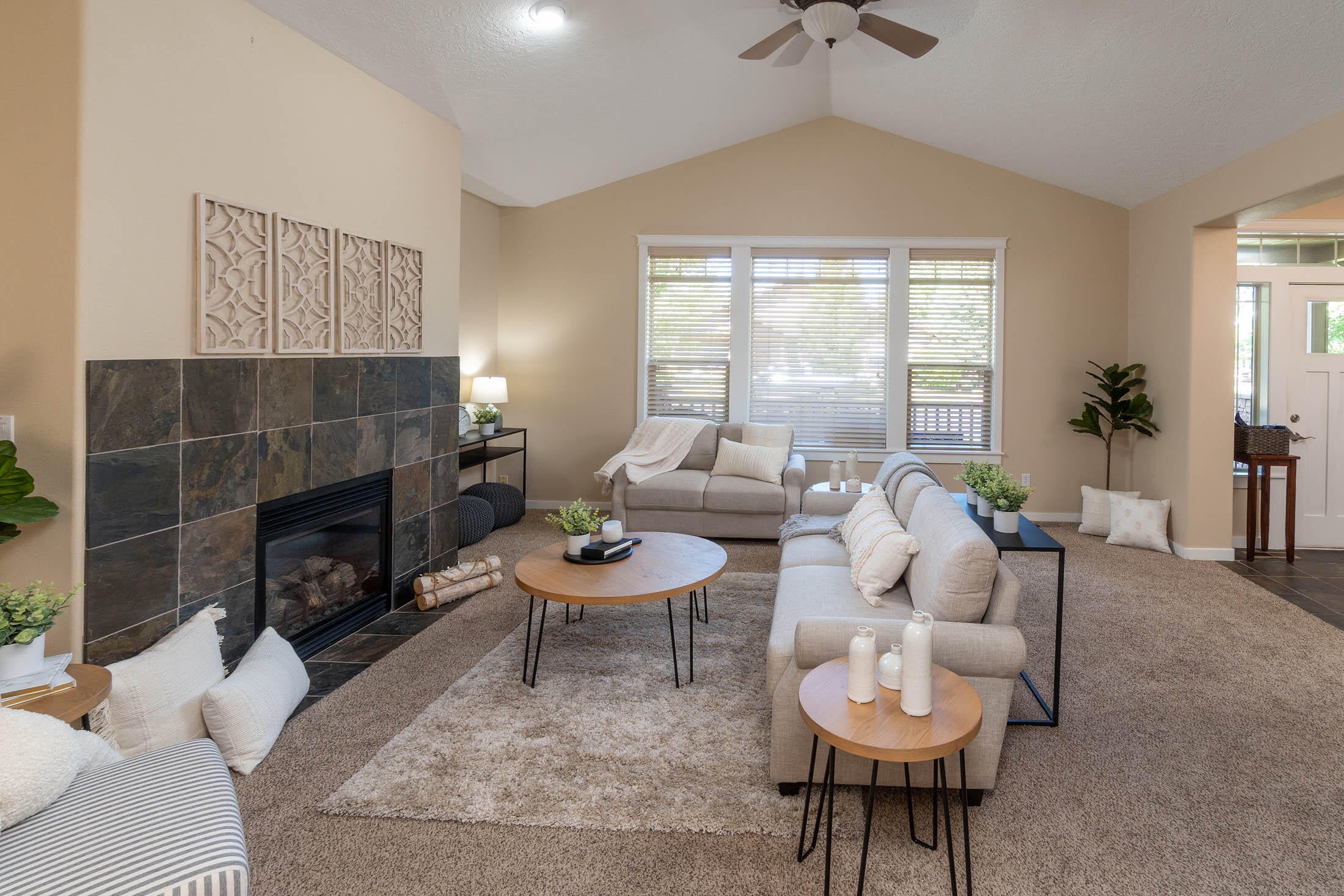 852 Northwest Rimrock Drive Redmond, OR 97756 - Photo 8 of 22 Living/Entry