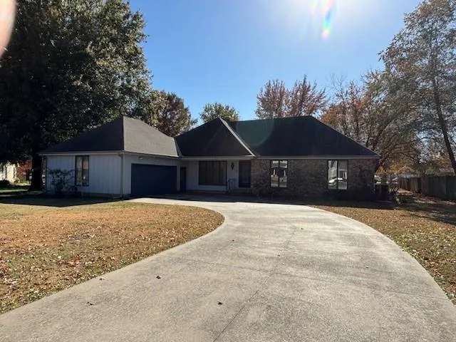 $220,000 | 603 Lakeside Court, Girard, KS 66743