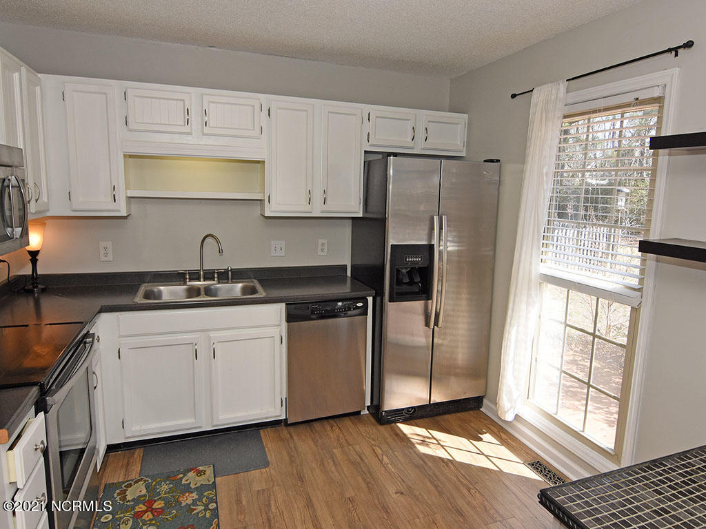 122 Sandybrook Road Wilmington, NC 28411 - Photo 10 of 13 Kitchen
