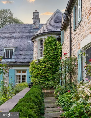 a view of a backyard of the house