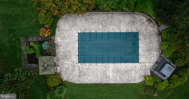 a view of an outdoor space and a yard