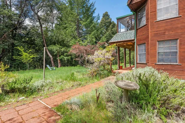 a view of a house with backyard and sitting area