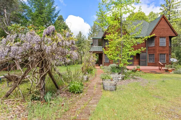 a view of a chair and table in the backyard