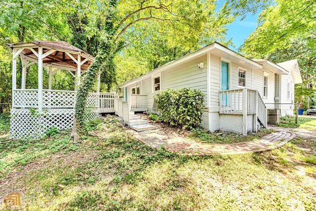 a view of a house with a yard
