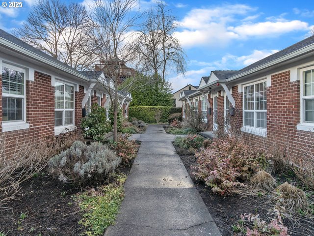 2621 Northwest Raleigh Street, Unit 26 Portland, OR 97210 - Photo 3 of 19 Gallery Image 3