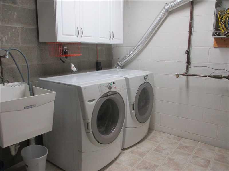 5 Castle View Drive McKees Rocks, PA 15136 - Photo 22 of 25 a utility room with dryer and washer