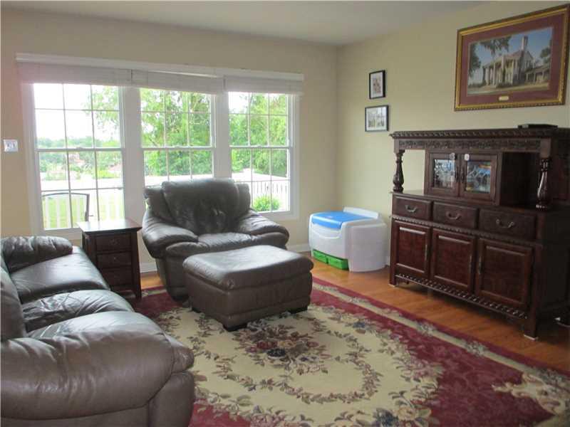 5 Castle View Drive McKees Rocks, PA 15136 - Photo 10 of 25 a living room with furniture and a window