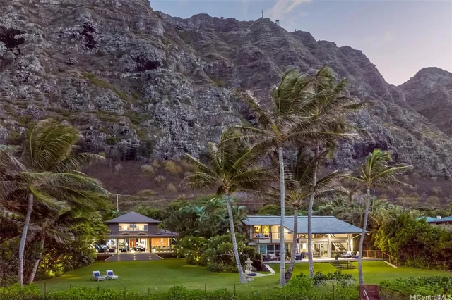 a view of a backyard