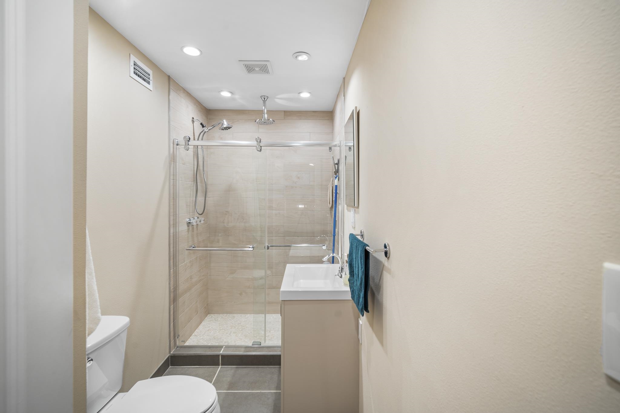 178 Lakeview Loop Daphne, AL 36526 - Photo 29 of 43 Upstairs bathroom