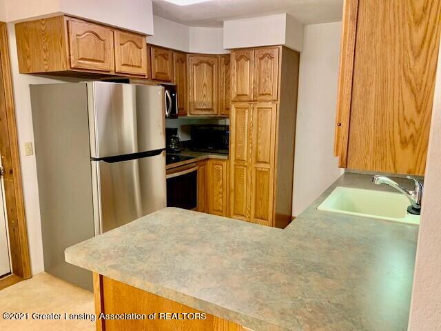 3948 Hunters Ridge Drive, Unit 4 Lansing, MI 48911 - Photo 6 of 23 Kitchen