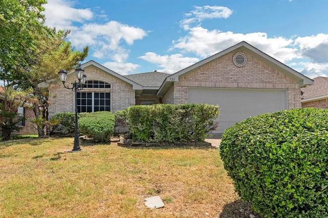 $272,000 | 721 Somerset Drive, Cedar Hill, TX 75104