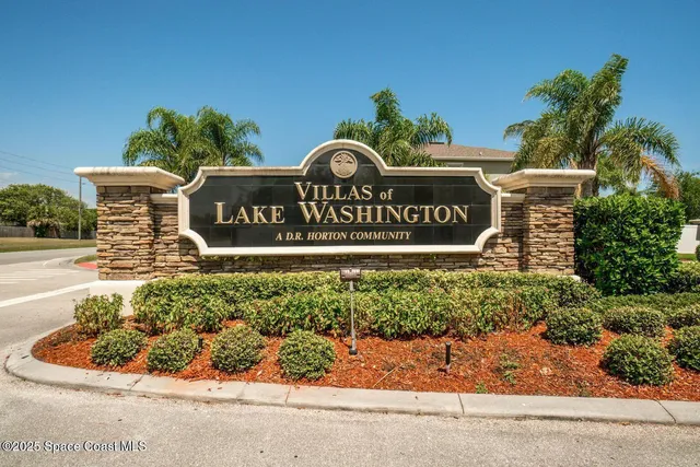 a sign that is sitting on a brick wall