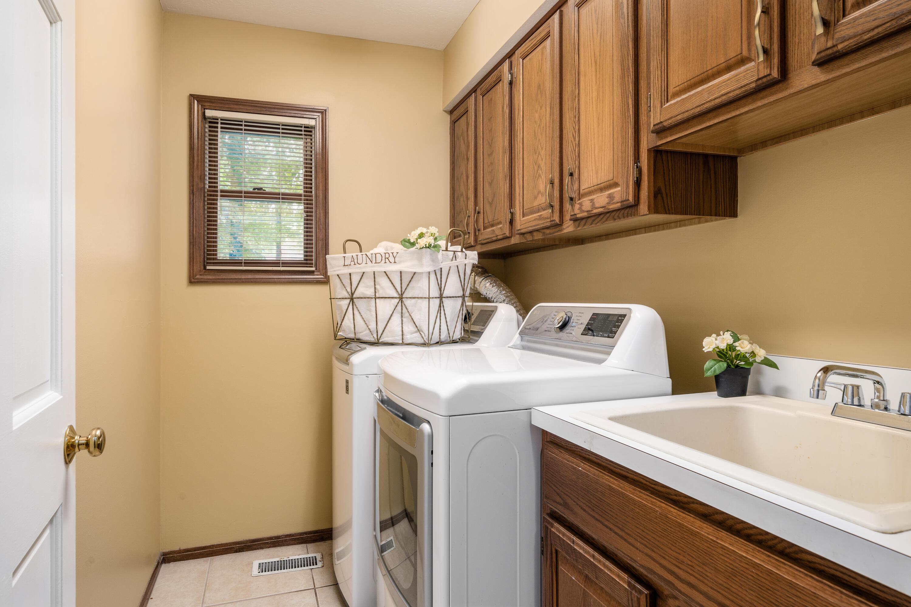 1019 Riva Ridge Boulevard Columbus, OH 43230 - Photo 15 of 38 1st floor laundry