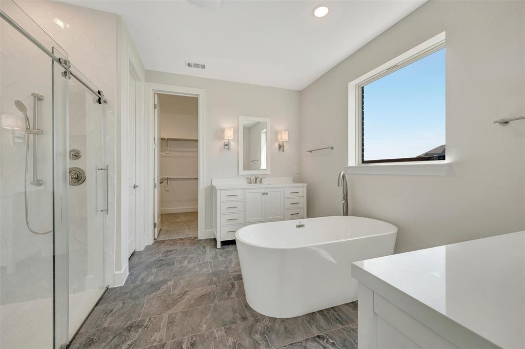 11460 Wulstone Road Fort Worth, TX 76052 - Photo 15 of 40 a bathroom with a tub a sink and mirror