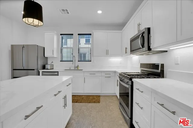 $4,995 | 725 Daniel Freeman Circle, Inglewood, CA 90301