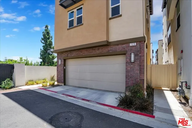 $4,995 | 725 Daniel Freeman Circle, Inglewood, CA 90301