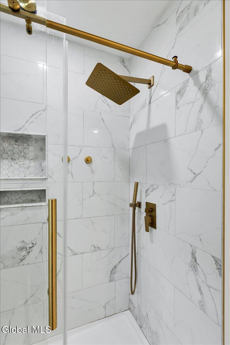 2115 Colgate Place Schenectady, NY 12304 - Photo 18 of 43 Primary Shower