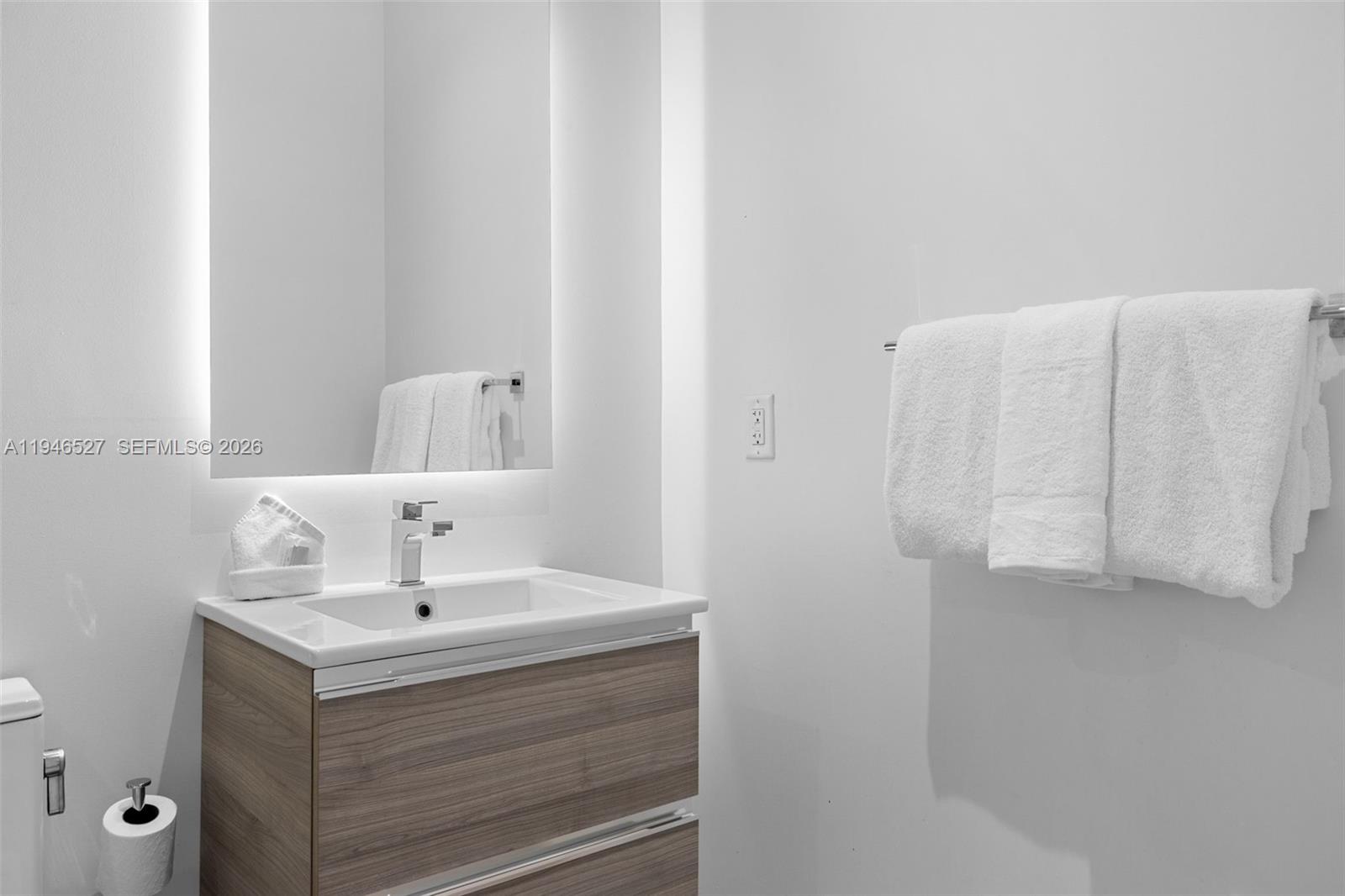 239 Southwest 9th Street, Unit 2304 Miami, FL 33130 - Photo 24 of 35 a bathroom with a sink and a mirror