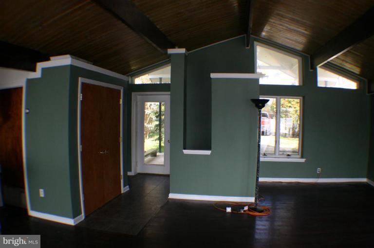 13915 Dowell Road Dowell, MD 20688 - Photo 5 of 8 Entrance / Foyer