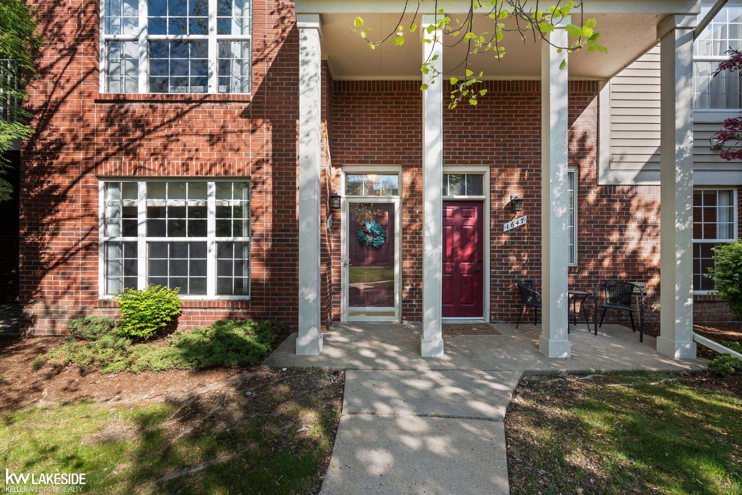 1649 Deepwood Circle Rochester, MI 48307 - Photo 4 of 32 Gallery Image 4