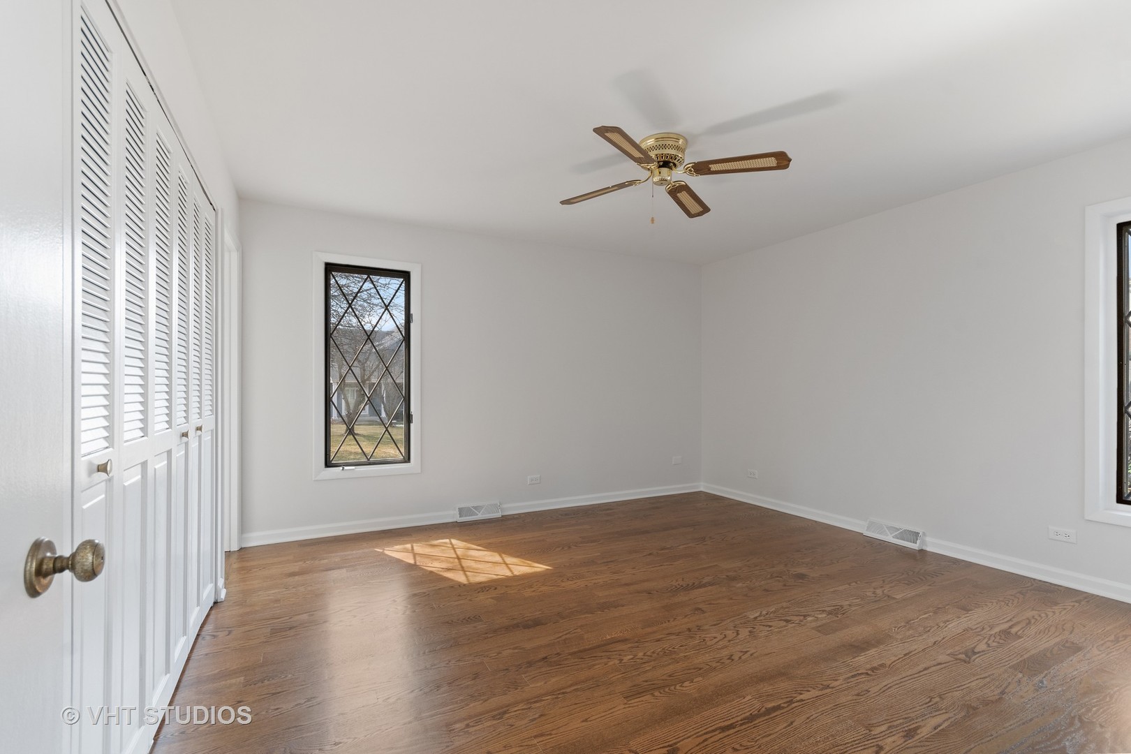 972 West Bauer Road Naperville, IL 60563 - Photo 20 of 32 an empty room with windows