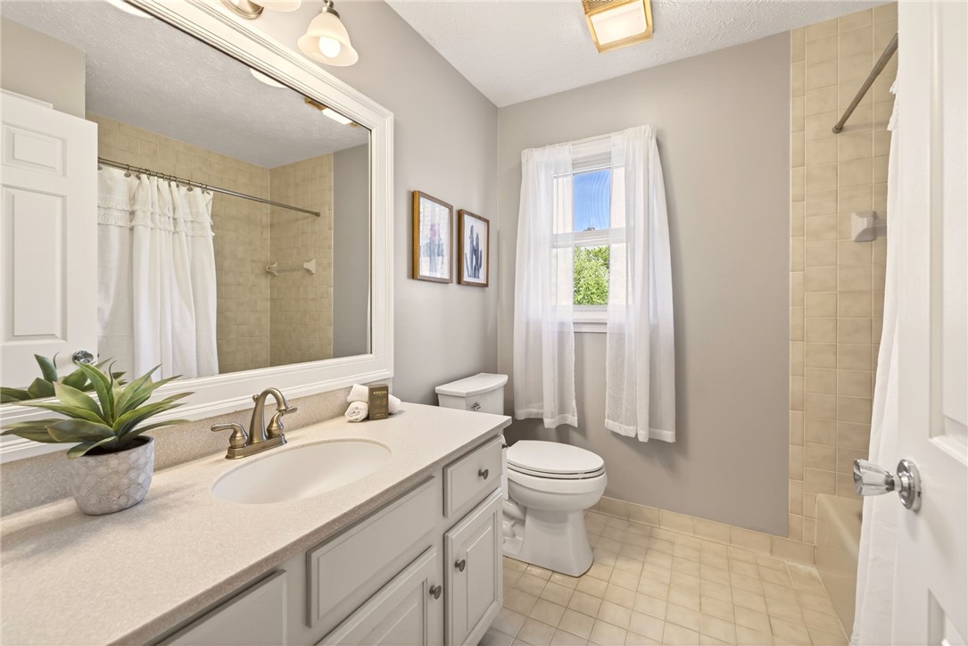21 Wedmore Road Perinton, NY 14450 - Photo 31 of 49 2nd Floor Non-Primary Full Bathroom