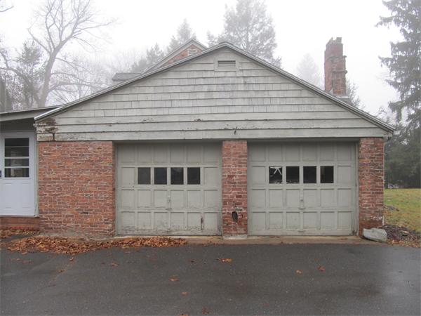 597 Amostown Road West Springfield, MA 01089 - Photo 3 of 7 a front view of a house