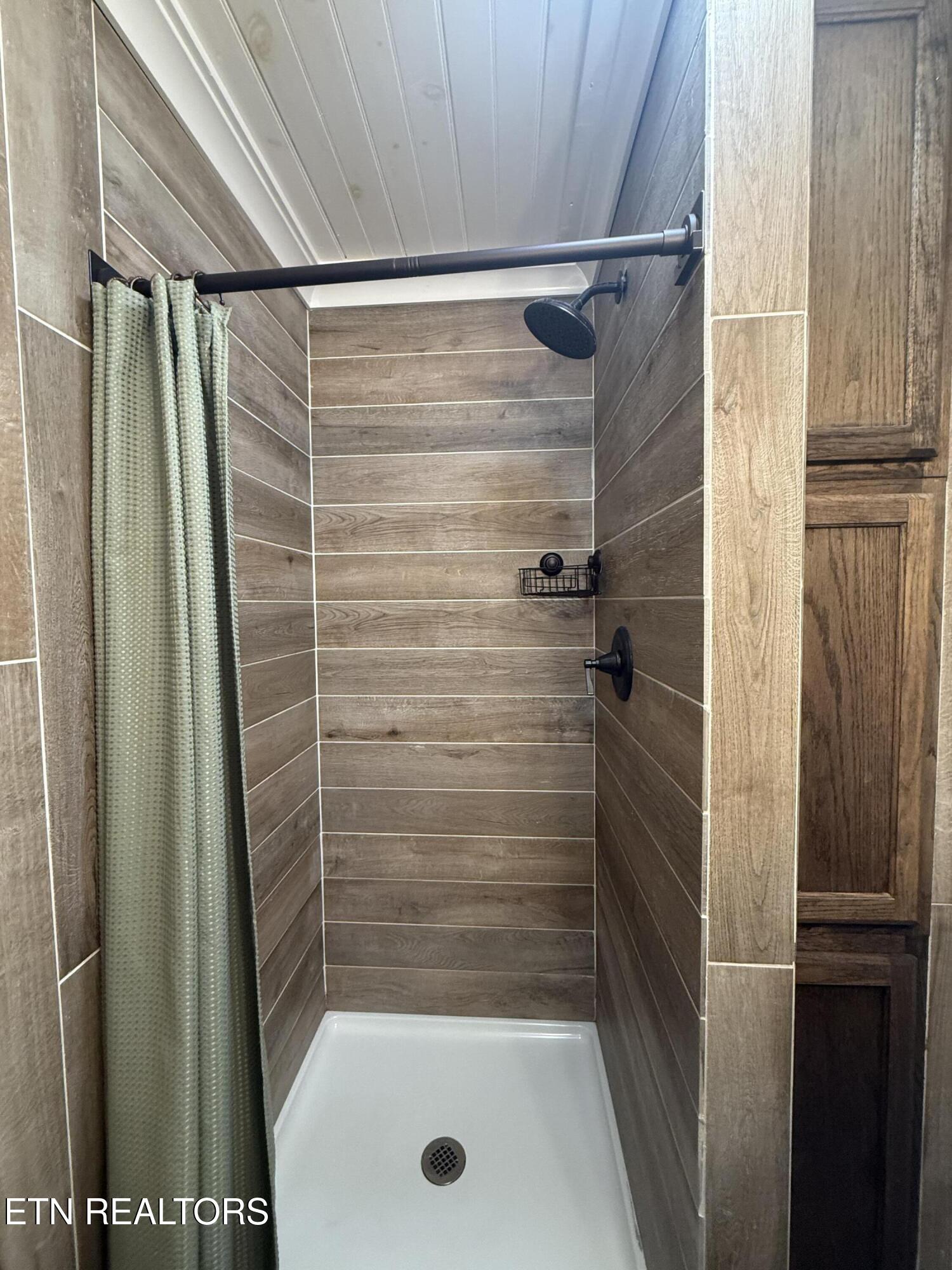 2850 Hodges Ferry Road Kodak, TN 37764 - Photo 16 of 35 Hall Bathroom