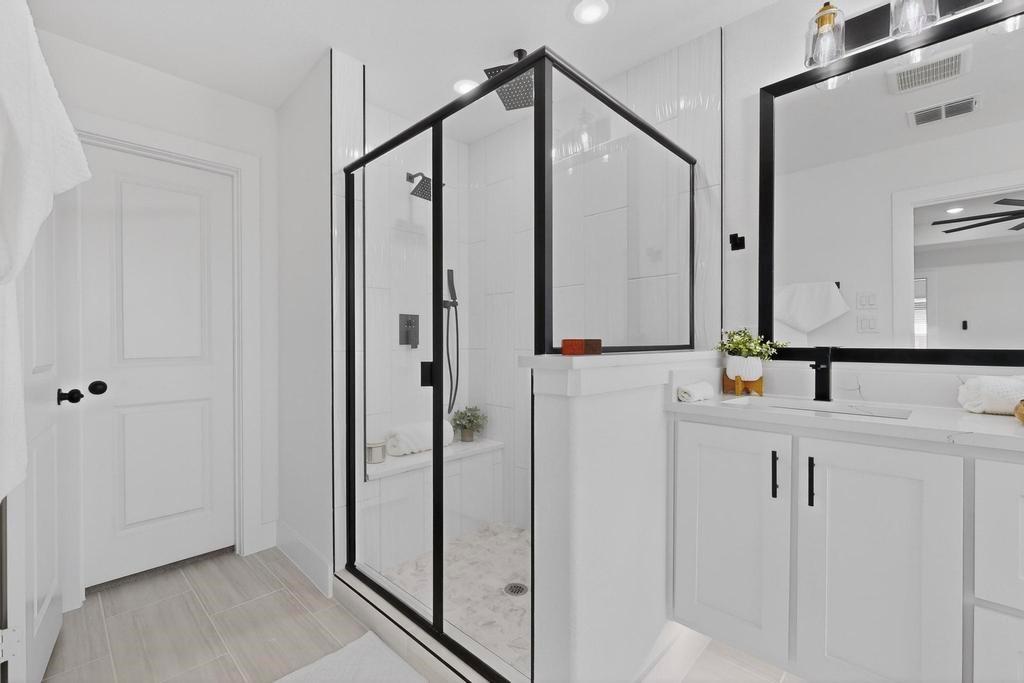 101 Boone Street Edgewood, TX 75117 - Photo 26 of 40 a bathroom with a bathtub and a mirror