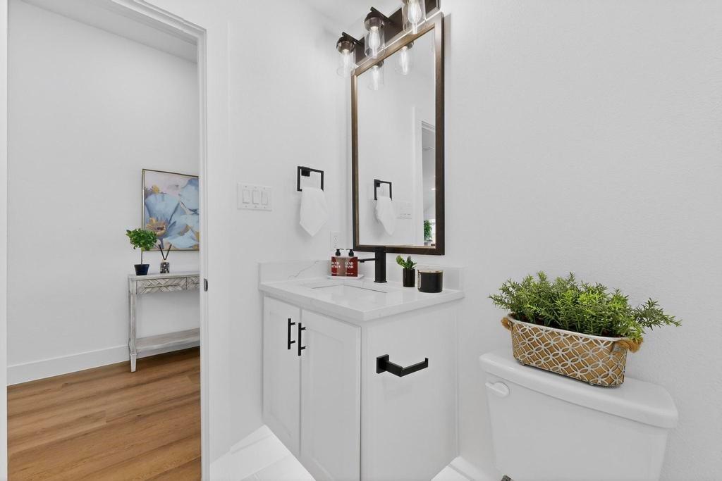 101 Boone Street Edgewood, TX 75117 - Photo 31 of 40 a bathroom with a tub sink and mirror