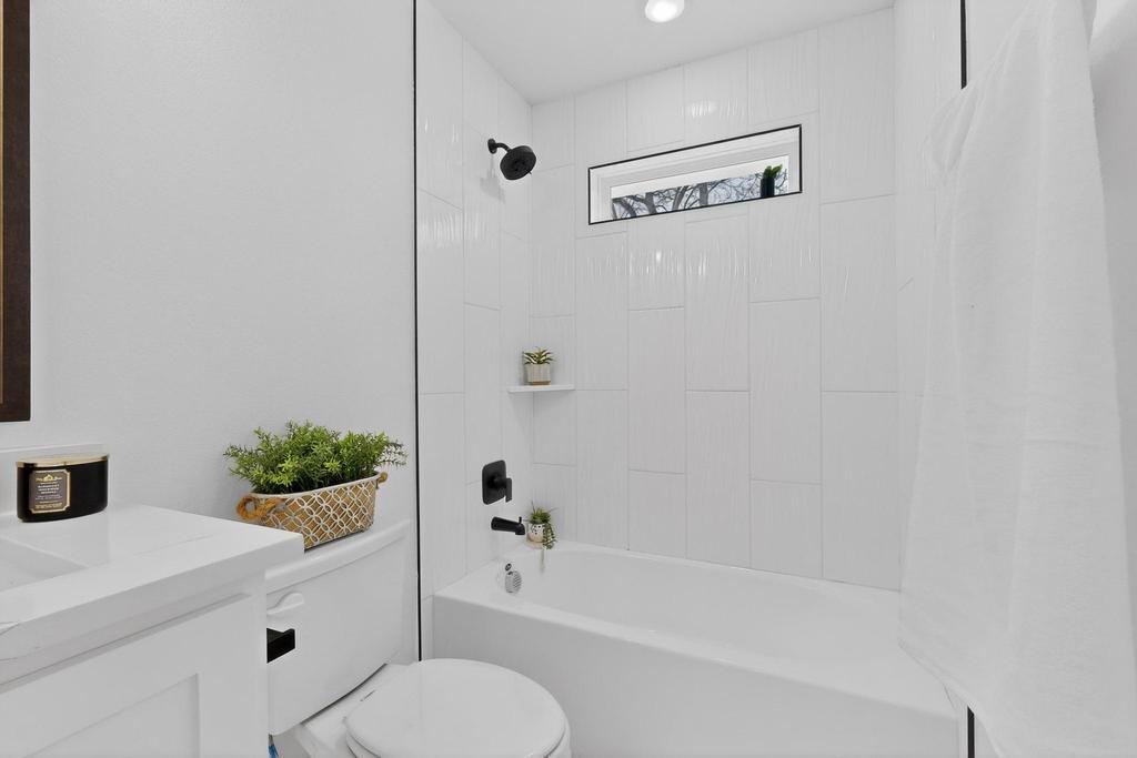 101 Boone Street Edgewood, TX 75117 - Photo 33 of 40 a bathroom with a sink and bathtub