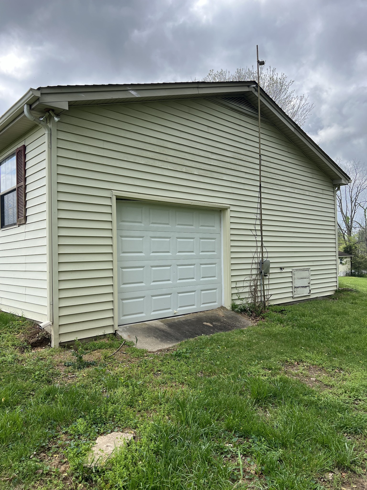 13254 Galen Road Lafayette, TN 37083 - Photo 3 of 19 a front view of a house with a yard
