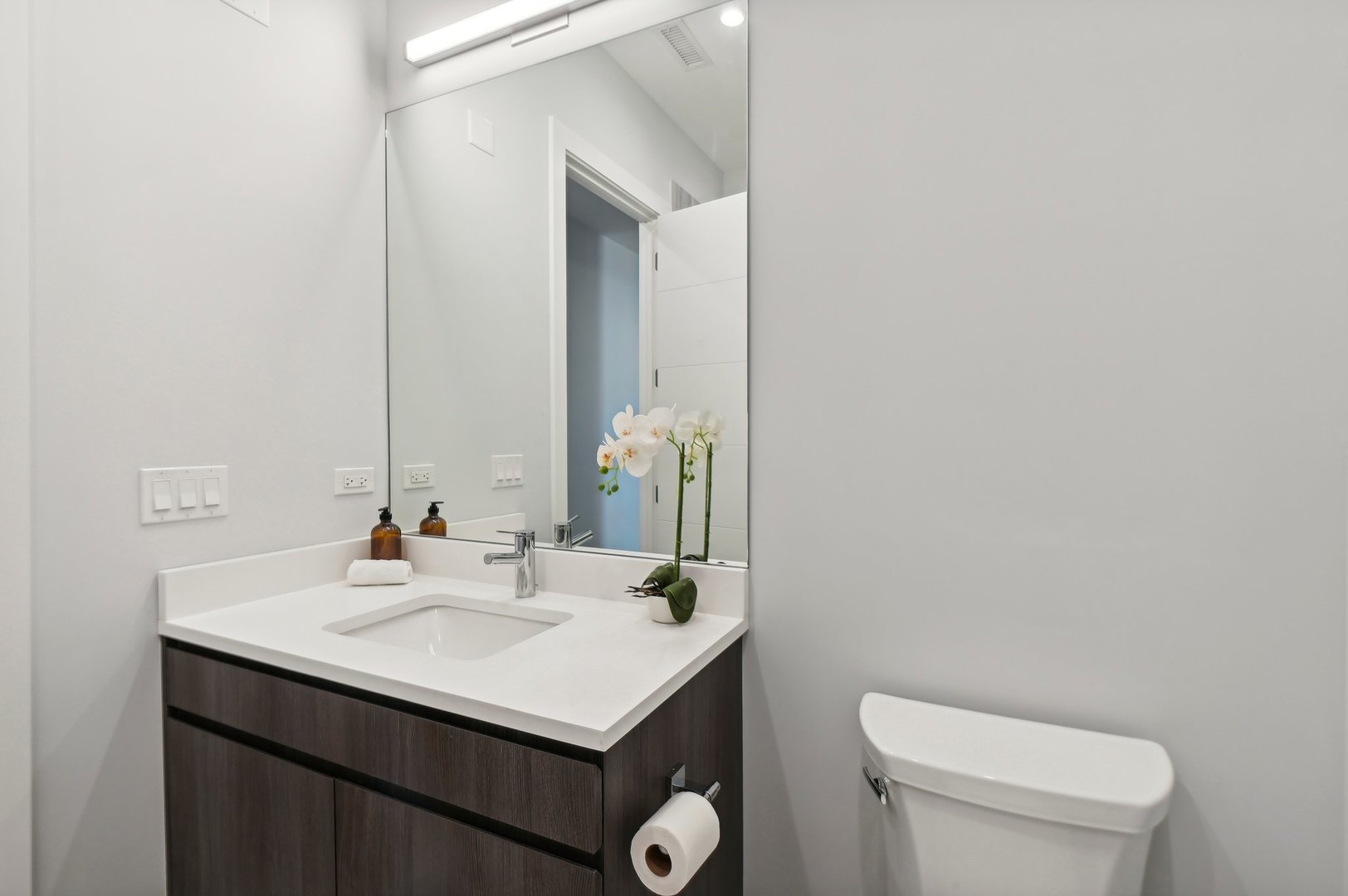 812 West Adams Street, Unit 613 Chicago, IL 60607 - Photo 16 of 32 a bathroom with a sink toilet and mirror