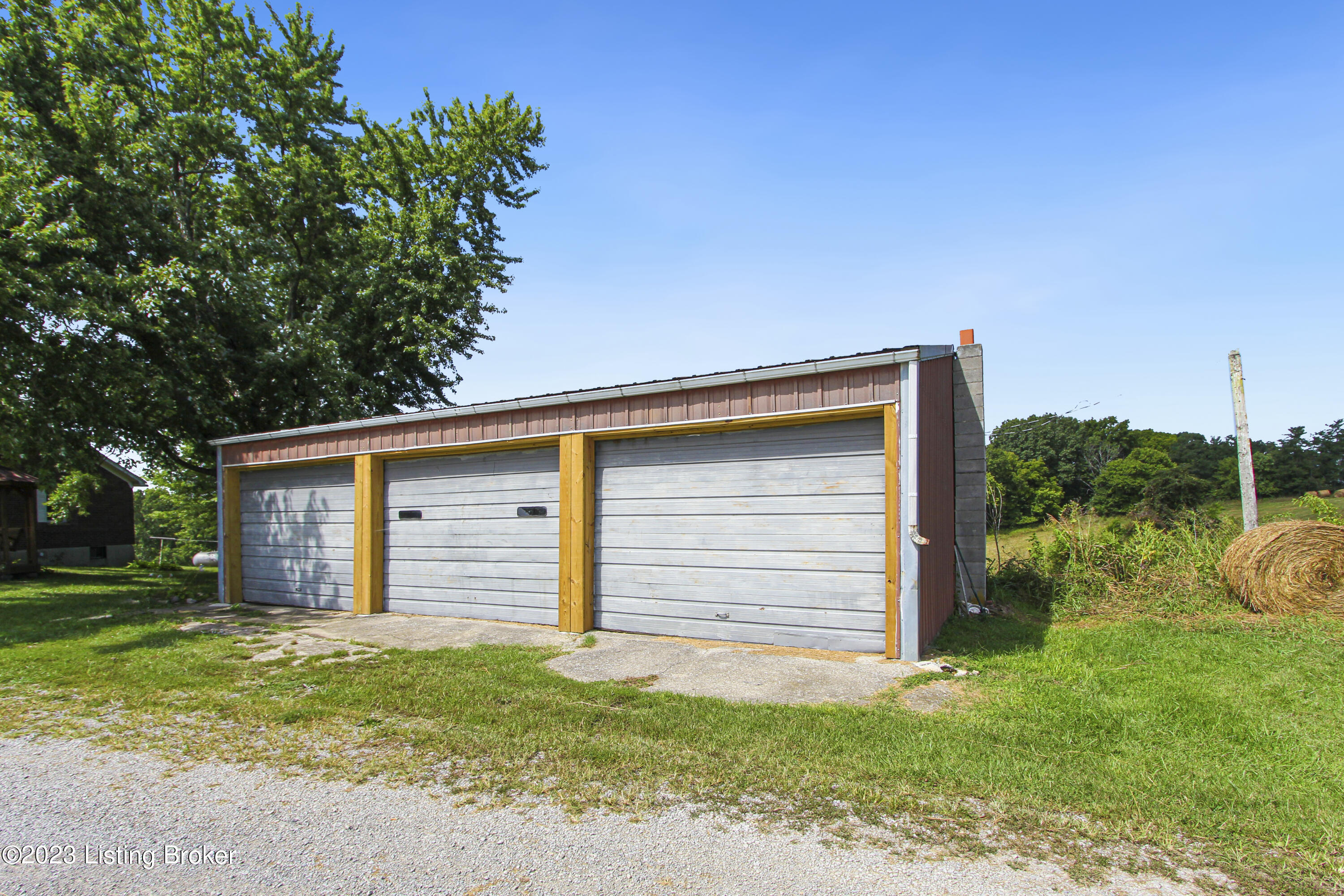3722 Bardstown Road Lawrenceburg, KY 40342 - Photo 18 of 29 Garage